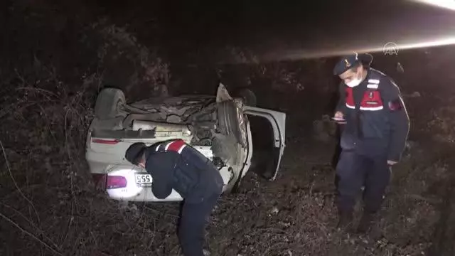 Devrilen otomobilde sıkışan sürücü, ekipler tarafından kurtarıldı Devrilen otomobilde sıkışan sürücü, ekipler tarafından kurtarıldı