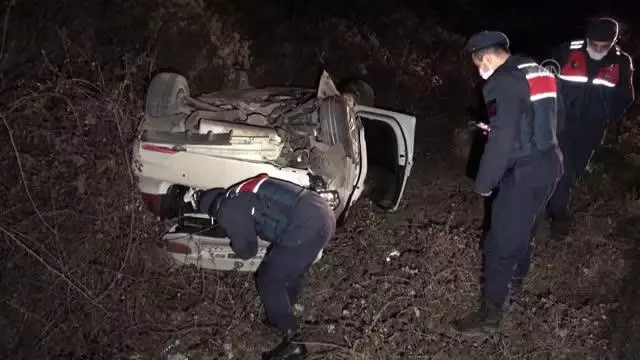 Devrilen otomobilde sıkışan sürücü, ekipler tarafından kurtarıldı Devrilen otomobilde sıkışan sürücü, ekipler tarafından kurtarıldı