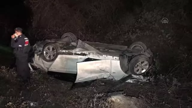 Devrilen otomobilde sıkışan sürücü, ekipler tarafından kurtarıldı Devrilen otomobilde sıkışan sürücü, ekipler tarafından kurtarıldı