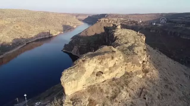 DİYARBAKIR - Duvarları farklı haç motifleriyle bezenmiş 1600 yıllık kaya kilise turizme kazandırılacak DİYARBAKIR - Duvarları farklı haç motifleriyle bezenmiş 1600 yıllık kaya kilise turizme kazandırılacak