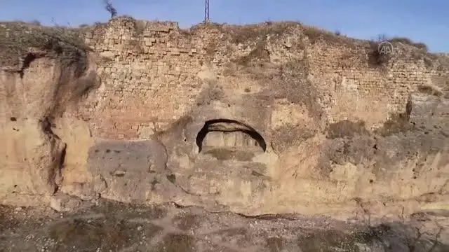 DİYARBAKIR - Duvarları farklı haç motifleriyle bezenmiş 1600 yıllık kaya kilise turizme kazandırılacak DİYARBAKIR - Duvarları farklı haç motifleriyle bezenmiş 1600 yıllık kaya kilise turizme kazandırılacak
