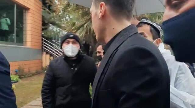 Doğu Türkistanlı Uygur Türkleri, 2019'da kendilerine destek veren Mesut Özil'e imza töreni öncesi teşekkür etti Doğu Türkistanlı Uygur Türkleri, 2019'da kendilerine destek veren Mesut Özil'e imza töreni öncesi teşekkür etti