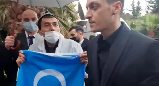 Doğu Türkistanlı Uygur Türkleri, 2019'da kendilerine destek veren Mesut Özil'e imza töreni öncesi teşekkür etti Doğu Türkistanlı Uygur Türkleri, 2019'da kendilerine destek veren Mesut Özil'e imza töreni öncesi teşekkür etti