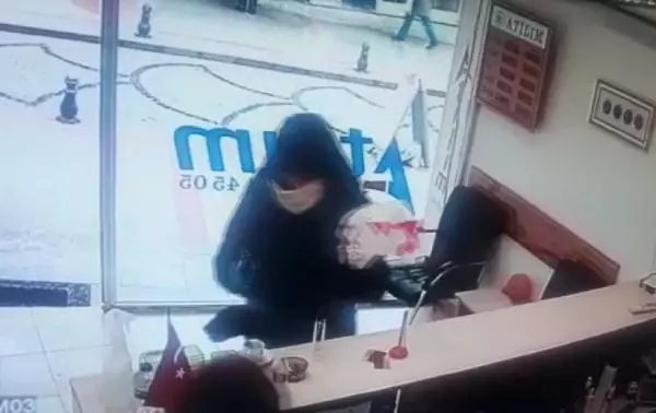Son dakika haberleri! Döviz bürosu sahibi kadın, silahlı soyguncuyu kovaladı (YENİDEN) Son dakika haberleri! Döviz bürosu sahibi kadın, silahlı soyguncuyu kovaladı (YENİDEN)