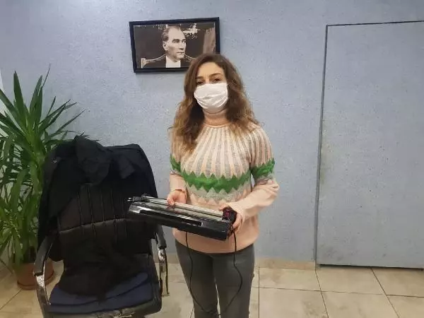 Döviz bürosu sahibi kadın, silahlı soyguncuyu kovaladı (2) Döviz bürosu sahibi kadın, silahlı soyguncuyu kovaladı (2)