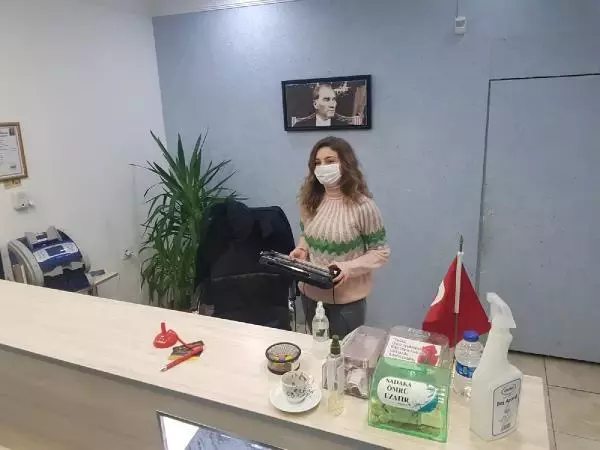 Döviz bürosu sahibi kadın, silahlı soyguncuyu kovaladı (2) Döviz bürosu sahibi kadın, silahlı soyguncuyu kovaladı (2)