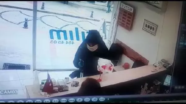 Döviz bürosu sahibi kadın, silahlı soyguncuyu kovaladı (2) Döviz bürosu sahibi kadın, silahlı soyguncuyu kovaladı (2)