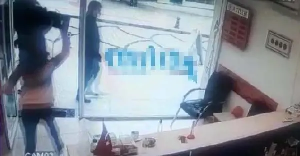 Döviz bürosu sahibi kadın, silahlı soyguncuyu kovaladı (2) Döviz bürosu sahibi kadın, silahlı soyguncuyu kovaladı (2)