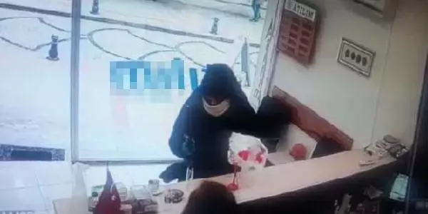 Döviz bürosu sahibi kadın, silahlı soyguncuyu kovaladı (2) Döviz bürosu sahibi kadın, silahlı soyguncuyu kovaladı (2)
