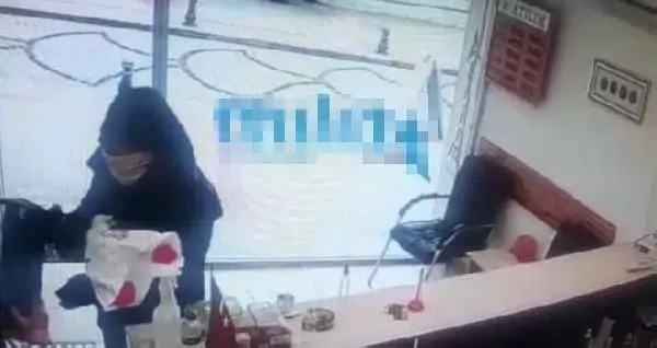 Döviz bürosu sahibi kadın, silahlı soyguncuyu kovaladı (2) Döviz bürosu sahibi kadın, silahlı soyguncuyu kovaladı (2)