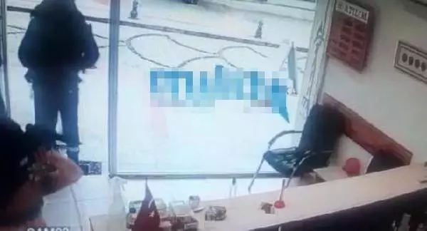 Döviz bürosu sahibi kadın, silahlı soyguncuyu kovaladı (2) Döviz bürosu sahibi kadın, silahlı soyguncuyu kovaladı (2)