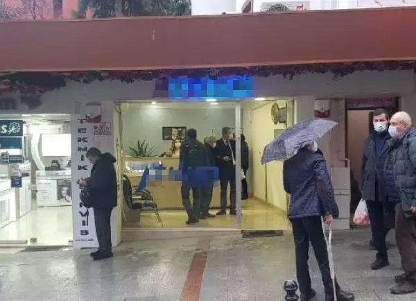 Döviz bürosu sahibi kadın, silahlı soyguncuyu kovaladı (2) Döviz bürosu sahibi kadın, silahlı soyguncuyu kovaladı (2)