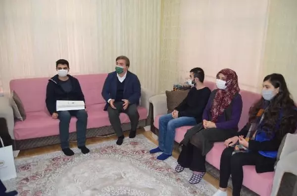 Eğitimci vali, çocukların mektup arkadaşı oldu Eğitimci vali, çocukların mektup arkadaşı oldu