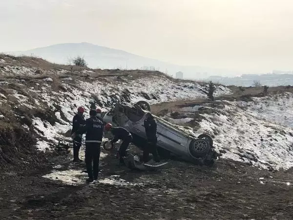 Elazığ'da şarampole yuvarlanan otomobil, ters döndü 1 ölü, 1 yaralı Elazığ'da şarampole yuvarlanan otomobil, ters döndü 1 ölü, 1 yaralı
