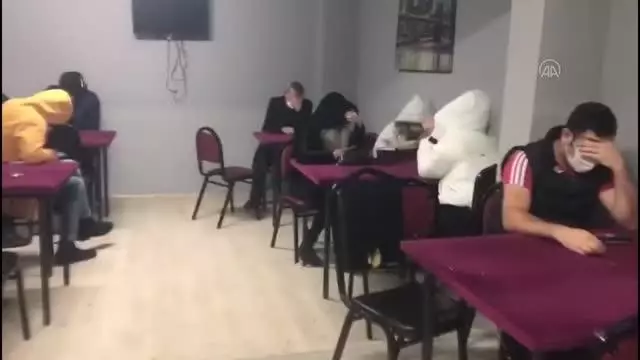ESKİŞEHİR - Mühürlü dernek binalarında kumar oynayan 63 kişiye 282 bin 618 lira ceza