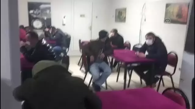 ESKİŞEHİR - Mühürlü dernek binalarında kumar oynayan 63 kişiye 282 bin 618 lira ceza