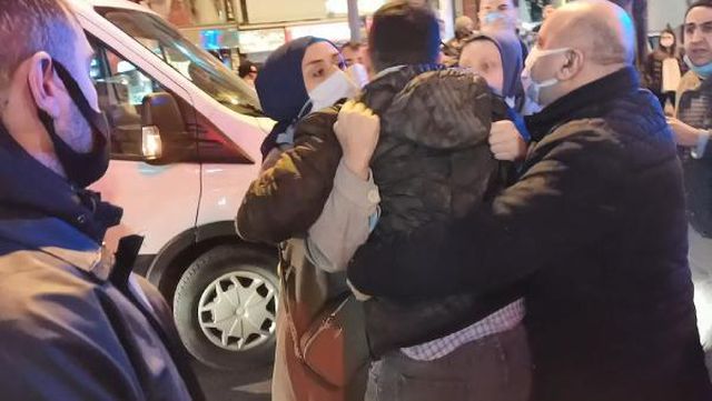 Kırmızı ışıkta geçen kadına kamyonet çarptı, şoför aracı bırakıp olay yerinden kaçtı