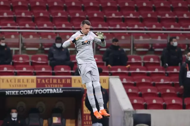 Galatasaray Muslera'ya 1+1 yıllık yeni sözleşme önerdi Galatasaray Muslera'ya 1+1 yıllık yeni sözleşme önerdi