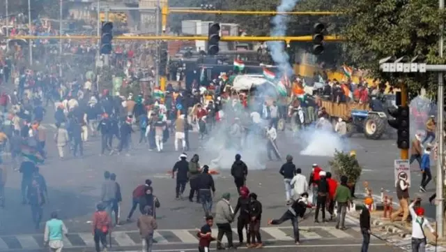Hindistan'da yeni tarım yasalarını protesto eden çiftçiler polisle çatıştı: 1 ölü, 200 gözaltı, 300'den fazla yaralı Hindistan'da yeni tarım yasalarını protesto eden çiftçiler polisle çatıştı: 1 ölü, 200 gözaltı, 300'den fazla yaralı