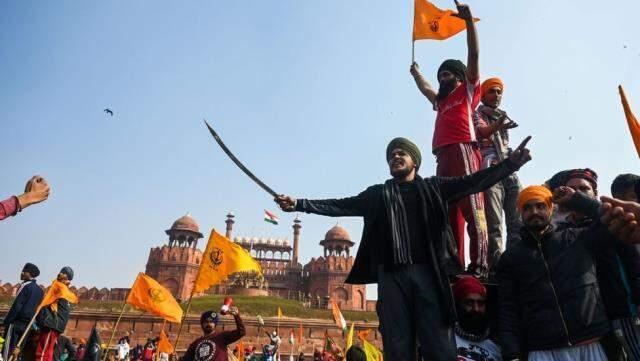 Hindistan'da yeni tarım yasalarını protesto eden çiftçiler polisle çatıştı: 1 ölü, 200 gözaltı, 300'den fazla yaralı Hindistan'da yeni tarım yasalarını protesto eden çiftçiler polisle çatıştı: 1 ölü, 200 gözaltı, 300'den fazla yaralı