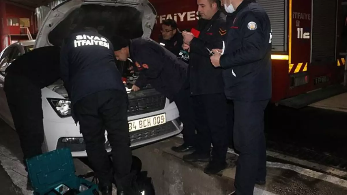 Otomobilin motoruna giren yaramaz kedi, ekipleri alarma geçirdi! Çıkması için hamsi bile ikram edildi