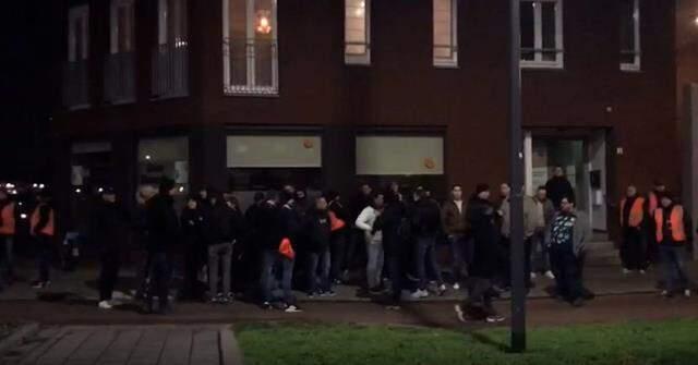 Hollanda'da futbol kulüplerinin taraftarları ülkeyi yangın yerine çeviren protestoculara karşı sokaklara çıktı