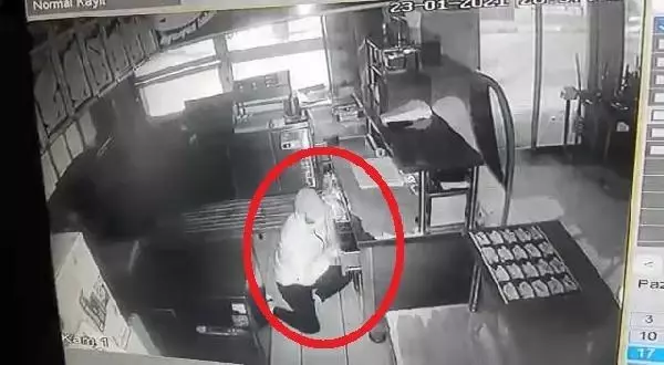 Son dakika haber! İş yerindeki bozuk paraları çaldı, o anlar güvenlik kamerasında Son dakika haber! İş yerindeki bozuk paraları çaldı, o anlar güvenlik kamerasında