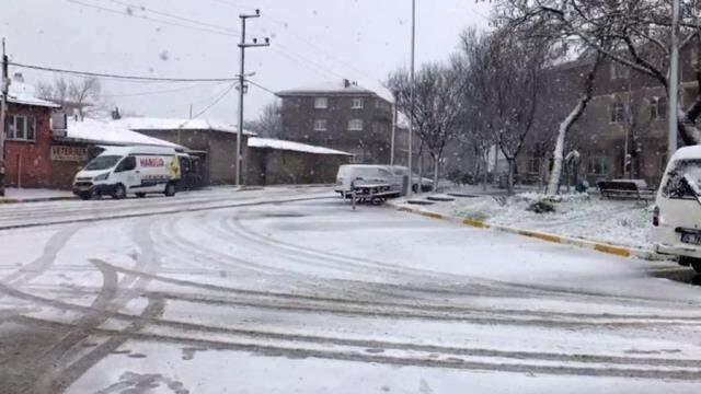 İstanbul'da beklenen kar yağışı başladı İstanbul'da beklenen kar yağışı başladı