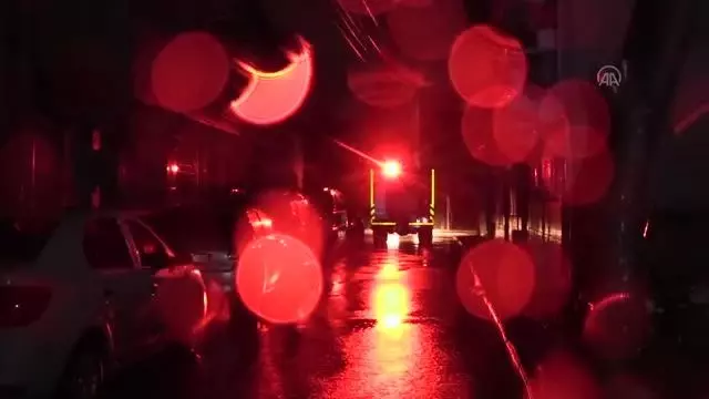 İzmir'de sağanak ve şiddetli rüzgar etkili oldu İzmir'de sağanak ve şiddetli rüzgar etkili oldu