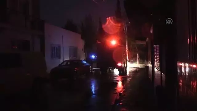 İzmir'de sağanak ve şiddetli rüzgar etkili oldu İzmir'de sağanak ve şiddetli rüzgar etkili oldu