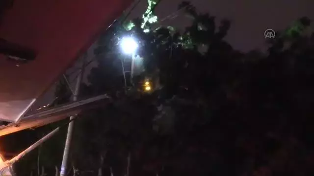 İzmir'de sağanak ve şiddetli rüzgar etkili oldu İzmir'de sağanak ve şiddetli rüzgar etkili oldu