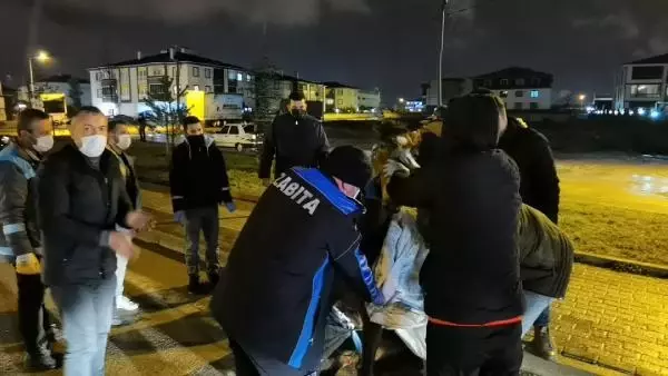 Kamyonet aniden yola çıkan ata çarptı, çevredekiler gözyaşlarını tutamadı Kamyonet aniden yola çıkan ata çarptı, çevredekiler gözyaşlarını tutamadı