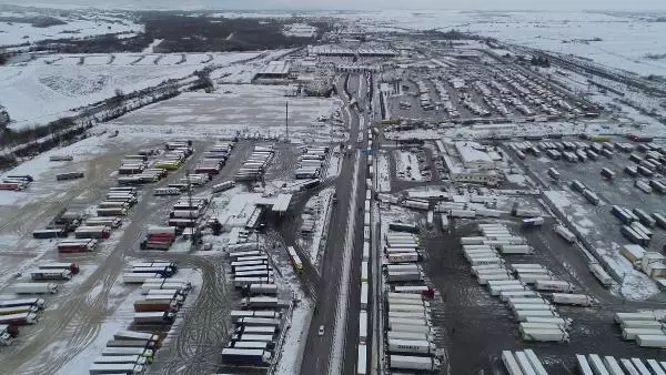 Avrupa'ya yük taşıyan 1400 tır, Türkiye'den çıkış için Kapıkule Sınır Kapısı'nda bekliyor Avrupa'ya yük taşıyan 1400 tır, Türkiye'den çıkış için Kapıkule Sınır Kapısı'nda bekliyor