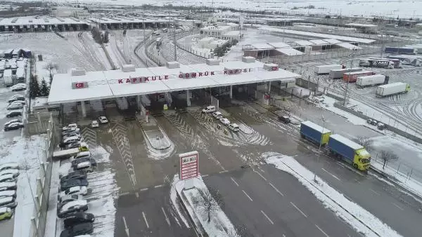 Avrupa'ya yük taşıyan 1400 tır, Türkiye'den çıkış için Kapıkule Sınır Kapısı'nda bekliyor Avrupa'ya yük taşıyan 1400 tır, Türkiye'den çıkış için Kapıkule Sınır Kapısı'nda bekliyor