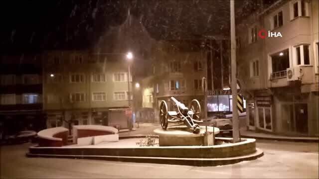 Kar İstanbul'un kapısına dayandı Kar İstanbul'un kapısına dayandı