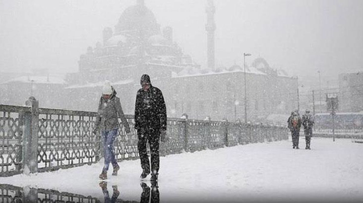 Kar İstanbul'un kapısına dayandı! Meteoroloji saat vererek uyardı