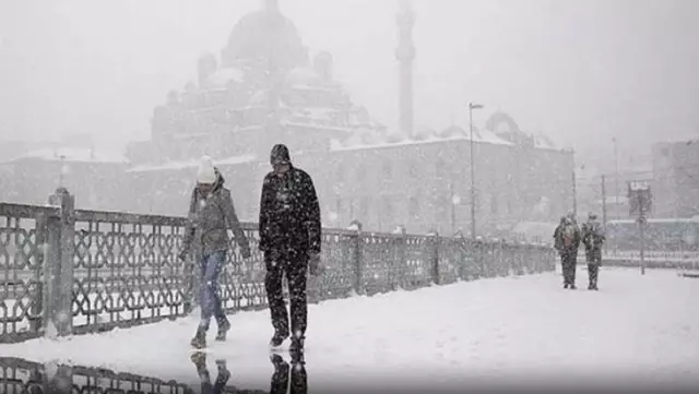 Kar İstanbul'un kapısına dayandı! Meteoroloji saat vererek uyardı Kar İstanbul'un kapısına dayandı! Meteoroloji saat vererek uyardı