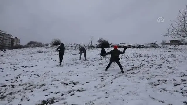 Kar yağışı çocukları sevindirdi Kar yağışı çocukları sevindirdi