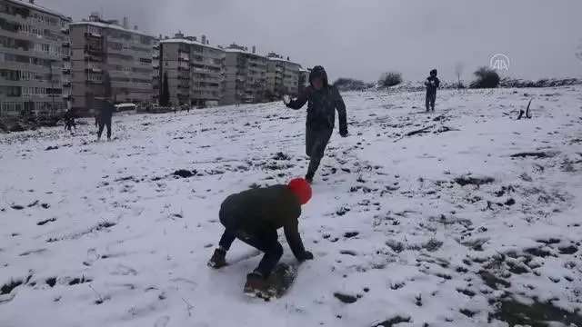 Kar yağışı çocukları sevindirdi Kar yağışı çocukları sevindirdi