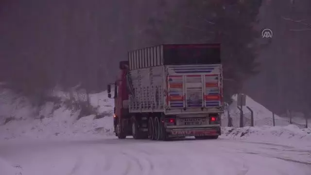 Kar yağışı ulaşımı olumsuz etkiliyor Kar yağışı ulaşımı olumsuz etkiliyor