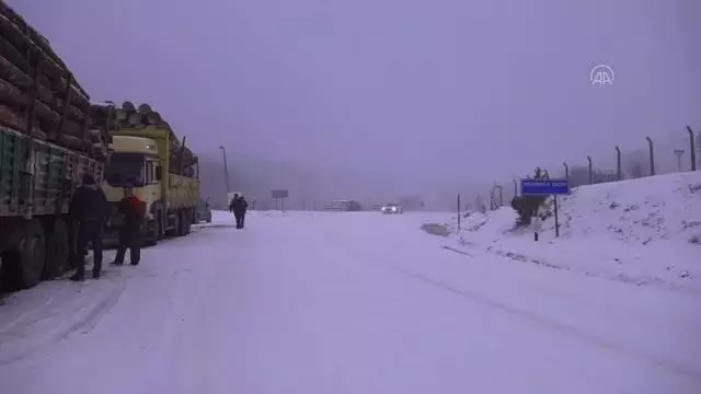 Kar yağışı ulaşımı olumsuz etkiliyor Kar yağışı ulaşımı olumsuz etkiliyor
