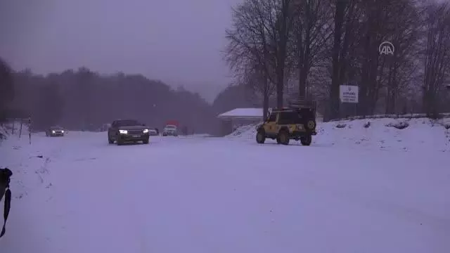 Kar yağışı ulaşımı olumsuz etkiliyor Kar yağışı ulaşımı olumsuz etkiliyor