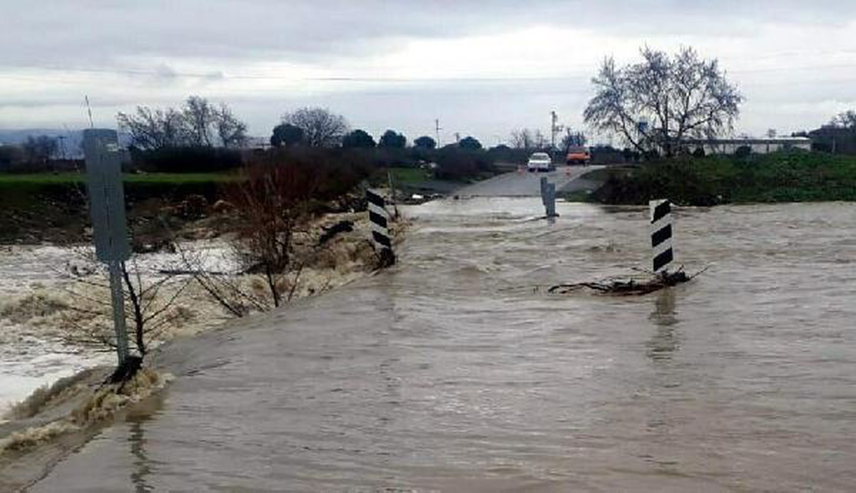 Karadere Çayı taştı, köprü su altında kaldı