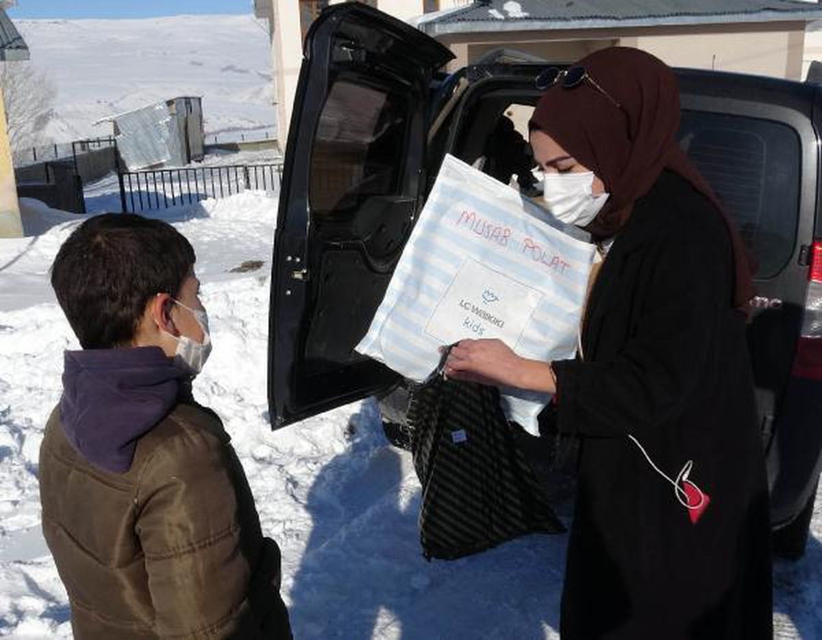 Son dakika haber... Karlı yolları aşıp, öğrencilere hediyeler götürdü
