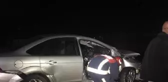 Kayan otomobil bariyerlere çarptı: 1 yaralı