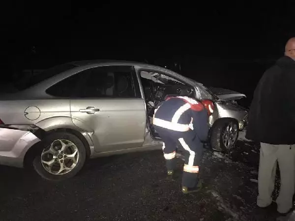 Kayan otomobil bariyerlere çarptı: 1 yaralı Kayan otomobil bariyerlere çarptı: 1 yaralı