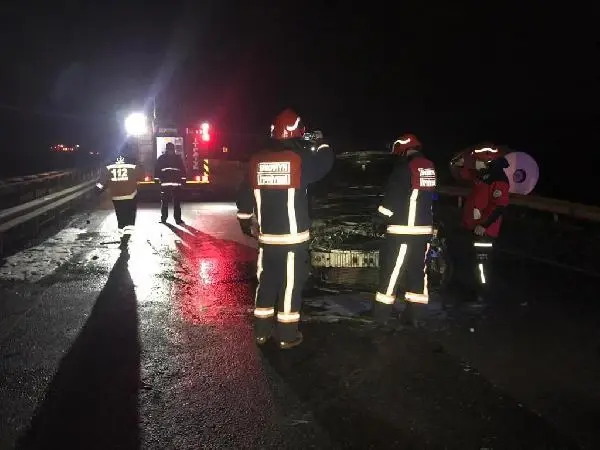 Kayan otomobil bariyerlere çarptı: 1 yaralı Kayan otomobil bariyerlere çarptı: 1 yaralı