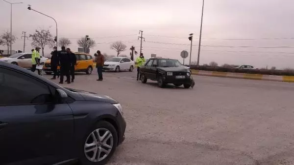 Kilis'te otomobiller çarpıştı: 3 yaralı Kilis'te otomobiller çarpıştı: 3 yaralı