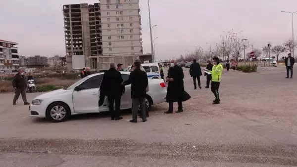 Kilis'te otomobiller çarpıştı: 3 yaralı Kilis'te otomobiller çarpıştı: 3 yaralı