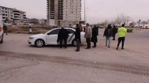 Kilis'te otomobiller çarpıştı: 3 yaralı Kilis'te otomobiller çarpıştı: 3 yaralı